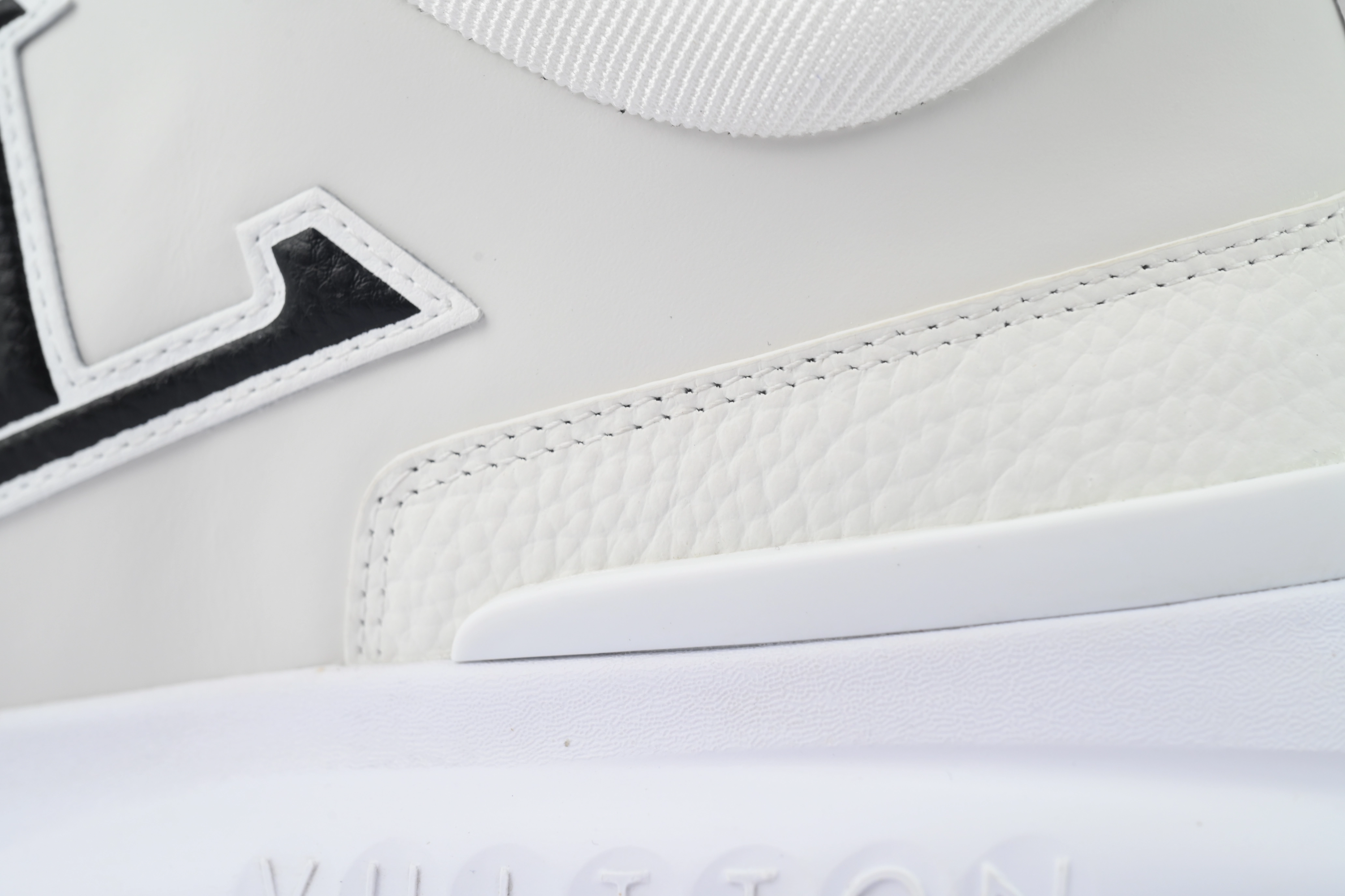 Louis Vuitton Runner Classic Sneaker White 1AHSTF