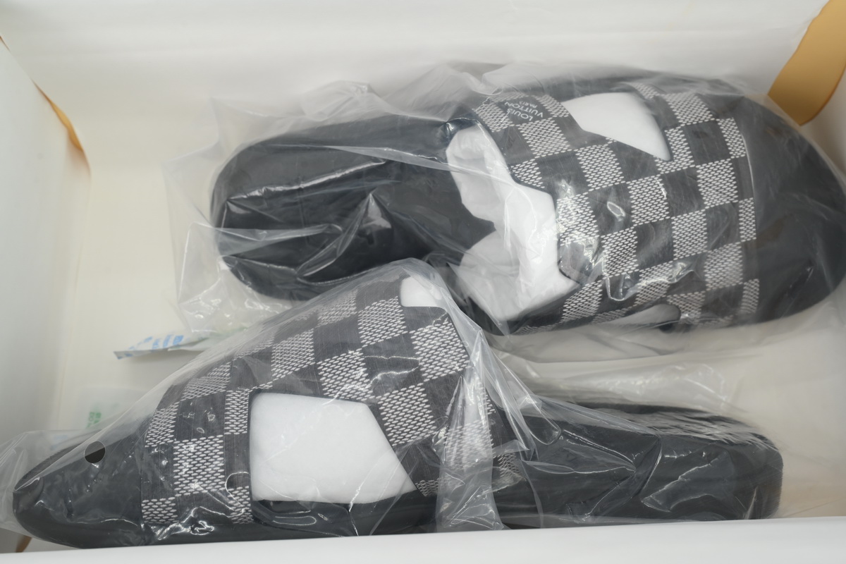 LOUIS VUITTON Oasis Black And White Check